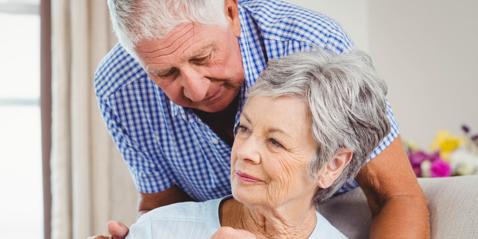 Een man ondersteunt zijn vrouw